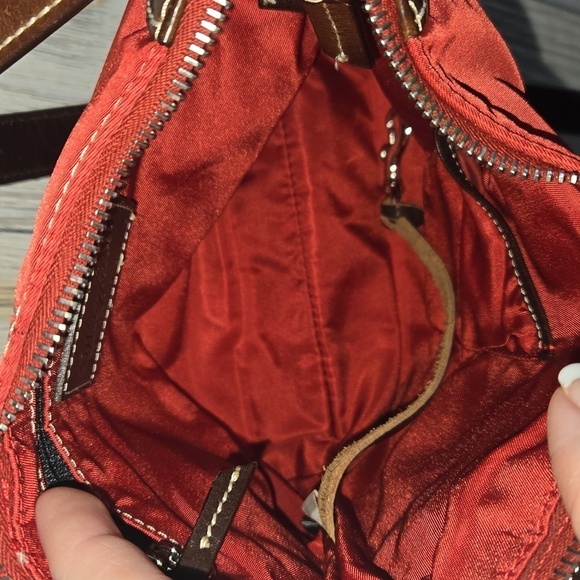 Dooney & Bourke Wayfarer red shoulder bag - Picture 9 of 14